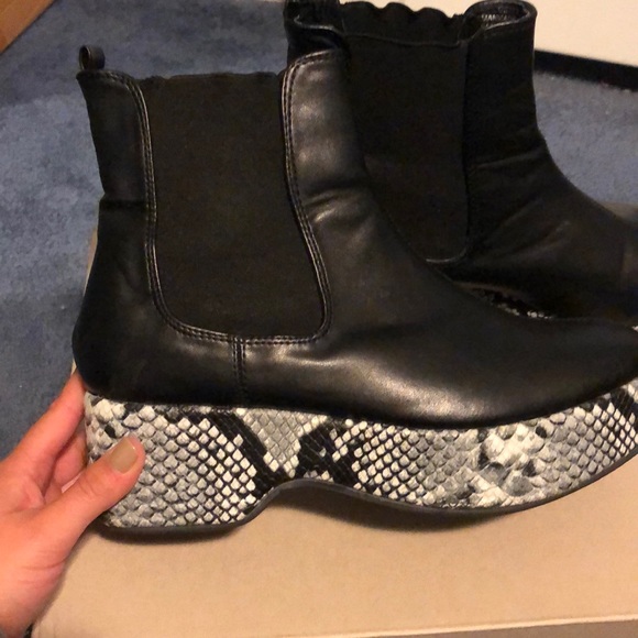 **SOLD** Urban Outfitters Snakeskin Platform Boots - Picture 6 of 10